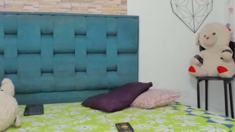 SaraHottGirl69's Streamate show and profile