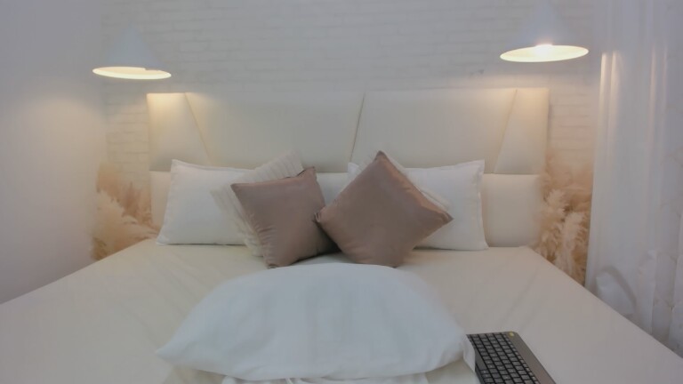 EmmilyMartinez's Streamate show and profile