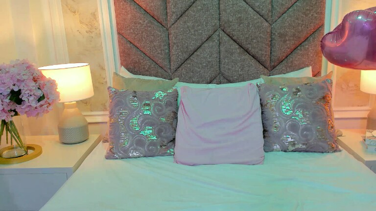 ScarletShinee's Streamate show and profile