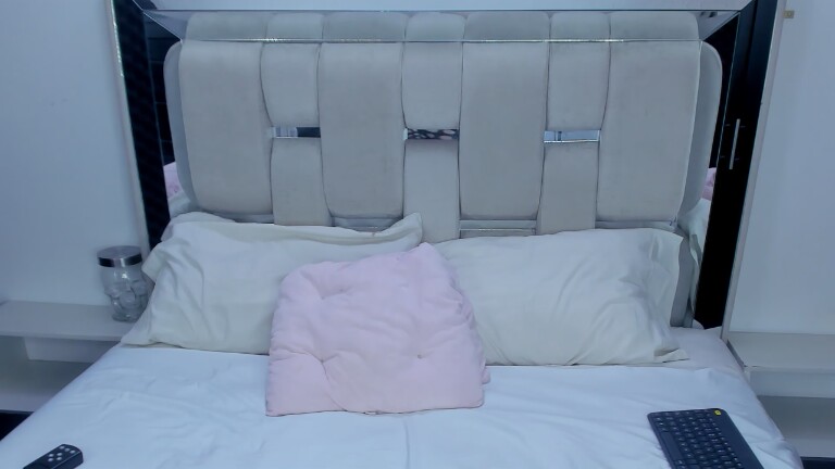 IsadiaRousso's Streamate show and profile