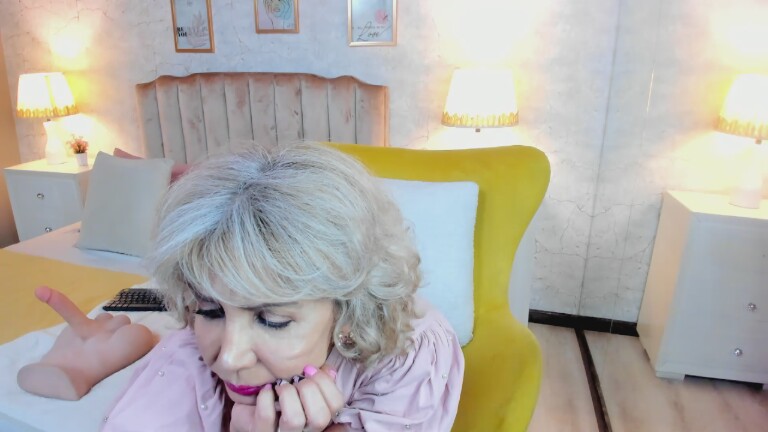 MoulinLamour's Streamate show and profile