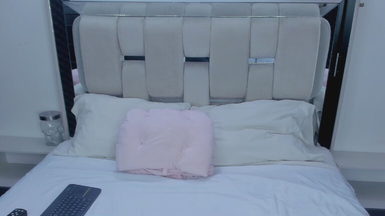 IsadiaRousso's Streamate show and profile